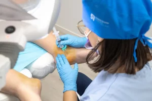 En Clínica Kleos, realizamos infiltraciones ecoguiadas, garantizando la máxima precisión al depositar el fármaco exactamente en el tejido dañado.