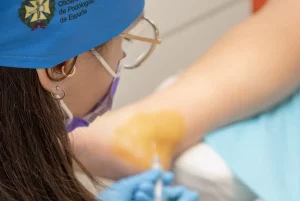 ¿El dolor de pies te impide caminar? Consulta con nuestros podólogos expertos en Clínica Kleos si una infiltración es el tratamiento adecuado para ti.